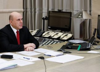 Мишустин подписал распоряжение о выделении 50 млрд рублей на допвыплаты медикам