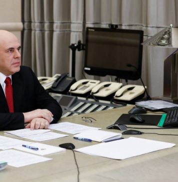 Мишустин подписал распоряжение о выделении 50 млрд рублей на допвыплаты медикам