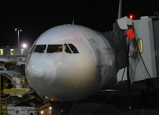 На российский вывозной рейс из Нью-Йорка пустили только тех, у кого есть прописка в столичном регионе