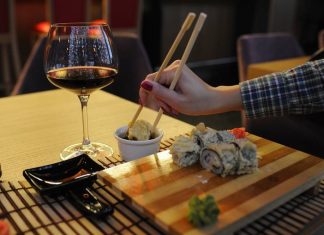 Опрос: треть россиян планирует сокращать траты на развлечения в ближайшие полгода