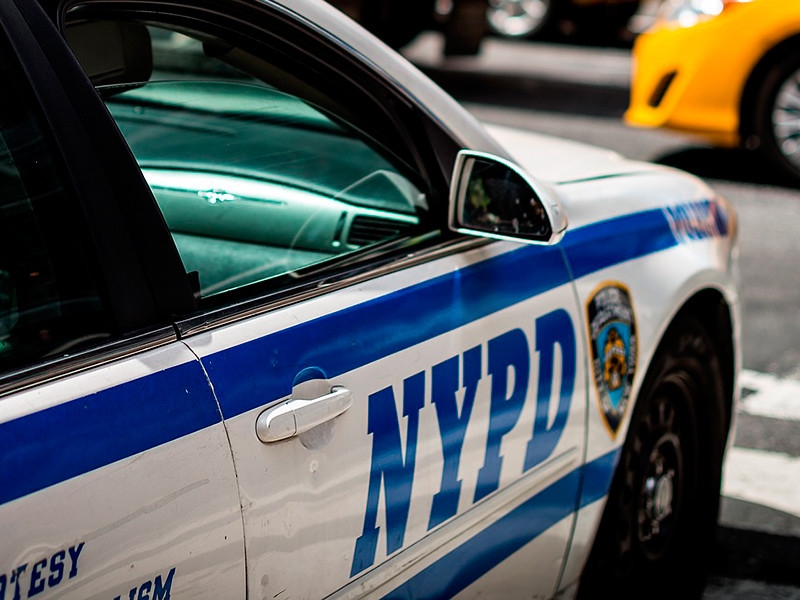 Полиция Нью-Йорка обнаружила у похоронного бюро грузовики с десятками разлагающихся тел