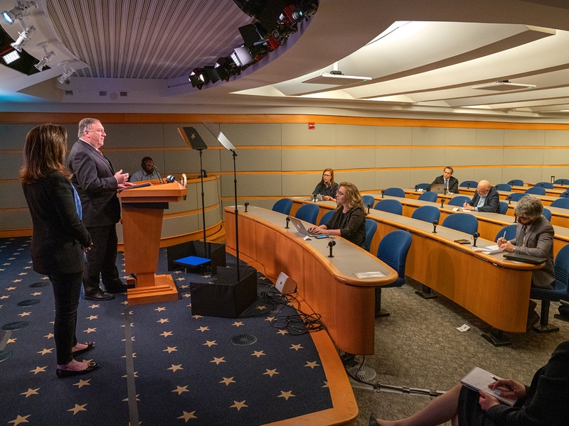 Помпео сообщил об отправке Ираном неизвестных грузов в Венесуэлу