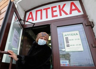 Правительство разрешило продавать маски только аптекам и ограничило наценку на них