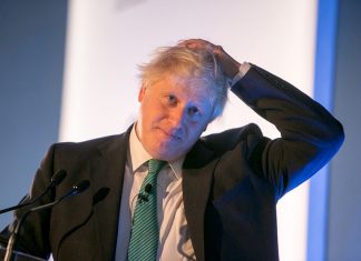 Премьера Британии госпитализировали после 10-дневной самоизоляции из-за непроходящих симптомов коронавируса