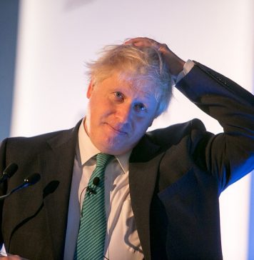 Премьера Британии госпитализировали после 10-дневной самоизоляции из-за непроходящих симптомов коронавируса