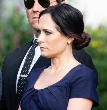 Пресс-секретарь Белого дома уходит, не проведя ни одного брифинга