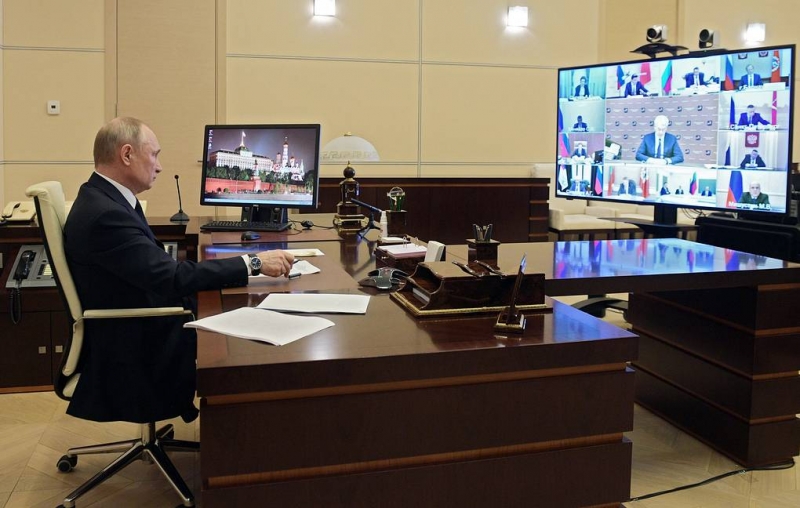 Путин предложил установить доплаты врачам за борьбу с коронавирусом