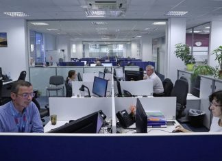 Работающие в апреле россияне получат зарплату в одинарном размере