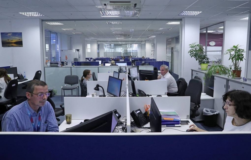 Работающие в апреле россияне получат зарплату в одинарном размере