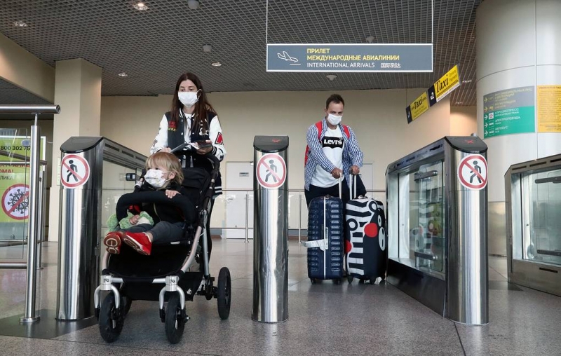 Роспотребнадзор обязал россиян соблюдать дистанцию не менее метра друг от друга