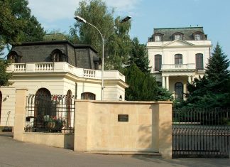 Российское посольство на площади Бориса Немцова в Праге нашло способ игнорировать свой новый адрес