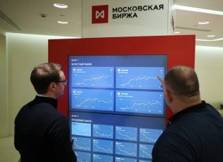 Рубль и биржевые индексы укрепляются на фоне роста нефтяных котировок