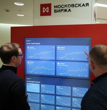 Рубль и биржевые индексы укрепляются на фоне роста нефтяных котировок