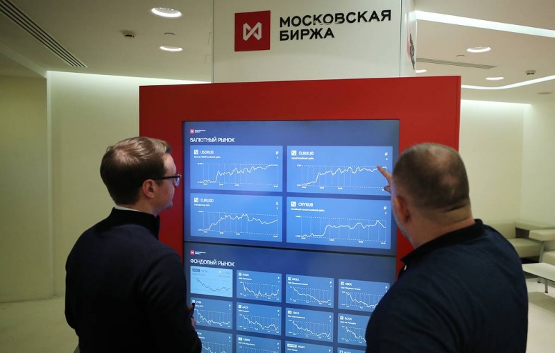 Рубль и биржевые индексы укрепляются на фоне роста нефтяных котировок

