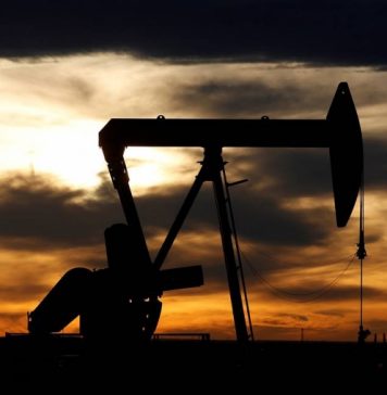 Страны ОПЕК+ договорились сократить добычу нефти на 10 млн баррелей в сутки