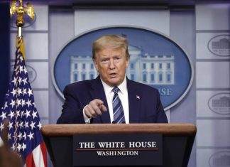 Трамп поручил уничтожать иранские катера, создающие препятствия судам США