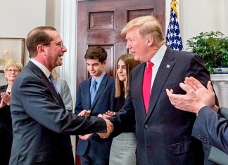 Трамп собирается поменять министра здравоохранения США из-за просчетов в борьбе с коронавирусом