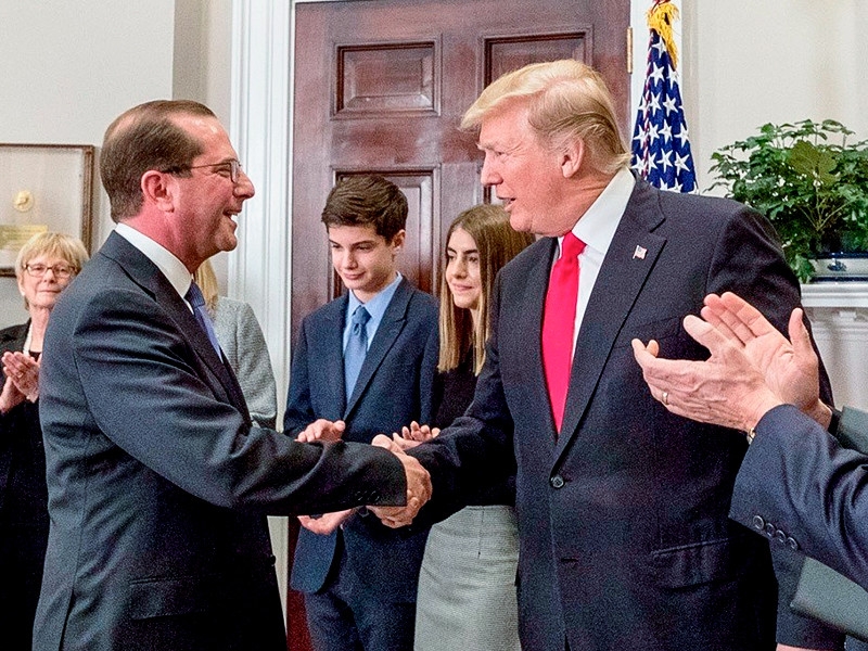 Трамп собирается поменять министра здравоохранения США из-за просчетов в борьбе с коронавирусом