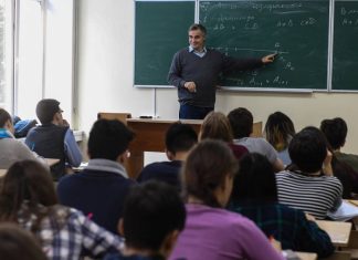 Учебную программу для старшеклассников не перенесут на следующий год