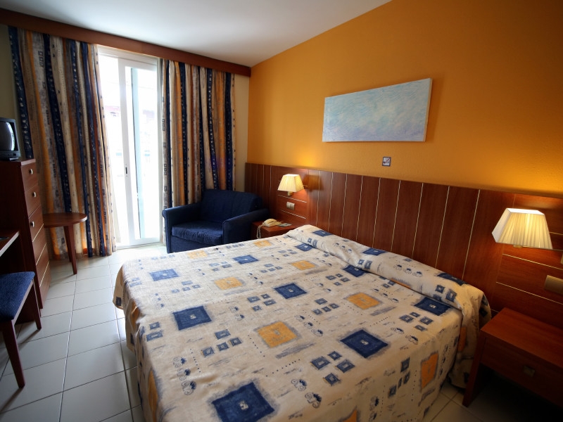 В Испании для борьбы с распространением коронавируса ввели программу "Ноев ковчег". В Москве тоже появилась аналогичная программа