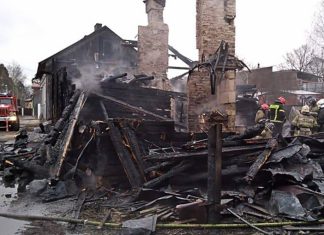 В Ленобласти при пожаре в жилом доме погибли двое взрослых и шесть детей