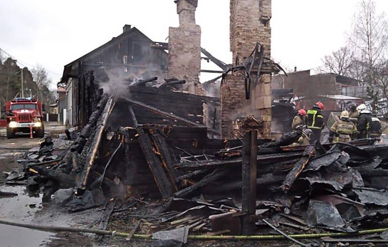 В Ленобласти при пожаре в жилом доме погибли двое взрослых и шесть детей