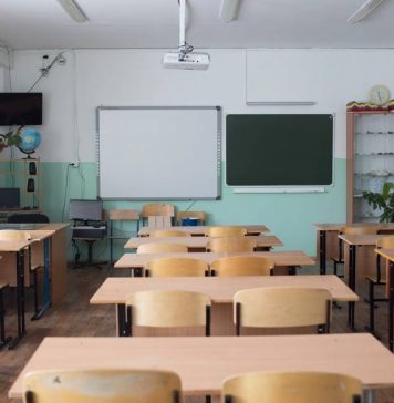 Часть российских школ досрочно отпустили детей на летние каникулы