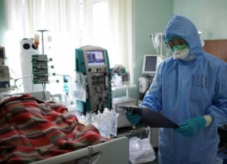 Число случаев заражения коронавирусом в России выросло на 8 894 за сутки