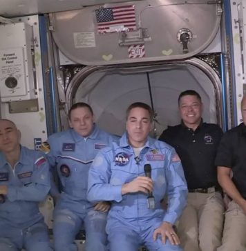 Члены экипажа Crew Dragon успешно перешли на борт МКС