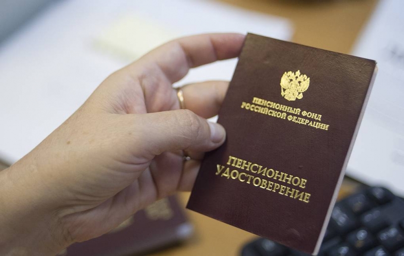 "Известия": в кабмине обсуждают смягчение условий для досрочного выхода на пенсию