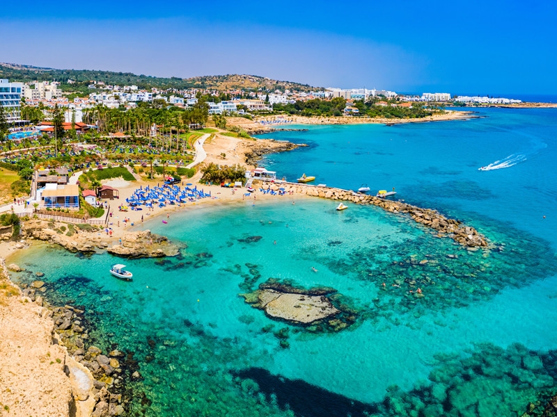 Кипр возобновит авиасообщение с 9 июня и будет принимать туристов с результатами тестов на коронавирус