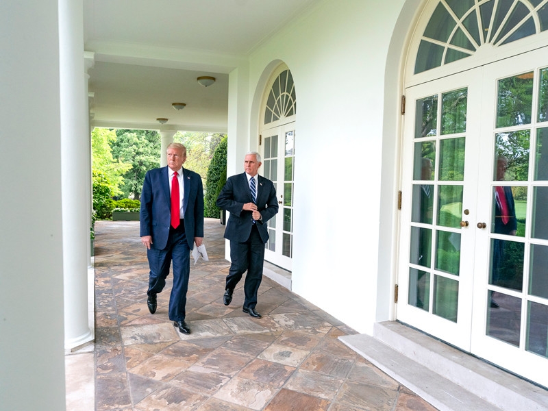 Личный помощник Трампа заразился коронавирусом