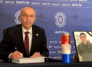 Министр обороны Хорватии подал в отставку после падения тренировочного военного самолета и гибели двух пилотов