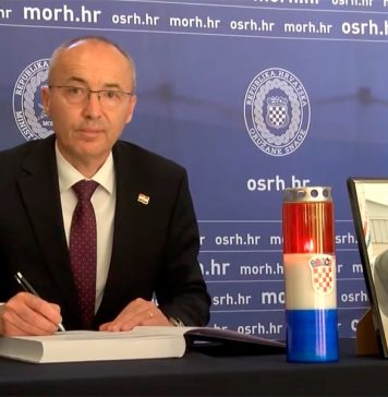 Министр обороны Хорватии подал в отставку после падения тренировочного военного самолета и гибели двух пилотов