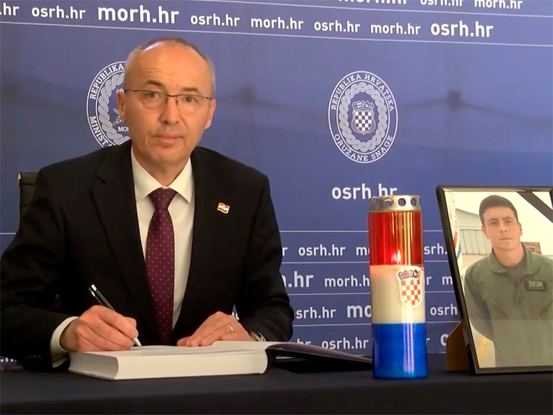 Министр обороны Хорватии подал в отставку после падения тренировочного военного самолета и гибели двух пилотов