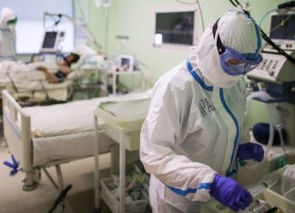 Минздрав призвал регионы не экономить на выплатах врачам, лечащим пациентов с COVID-19