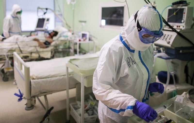 Минздрав призвал регионы не экономить на выплатах врачам, лечащим пациентов с COVID-19