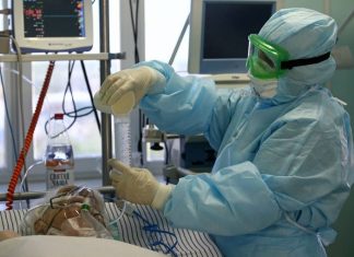 Минздрав разъяснил порядок выплат медикам за работу с заразившимися коронавирусом