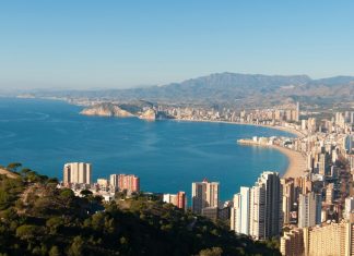 На испанском побережье в ближайшие дни откроются первые отели