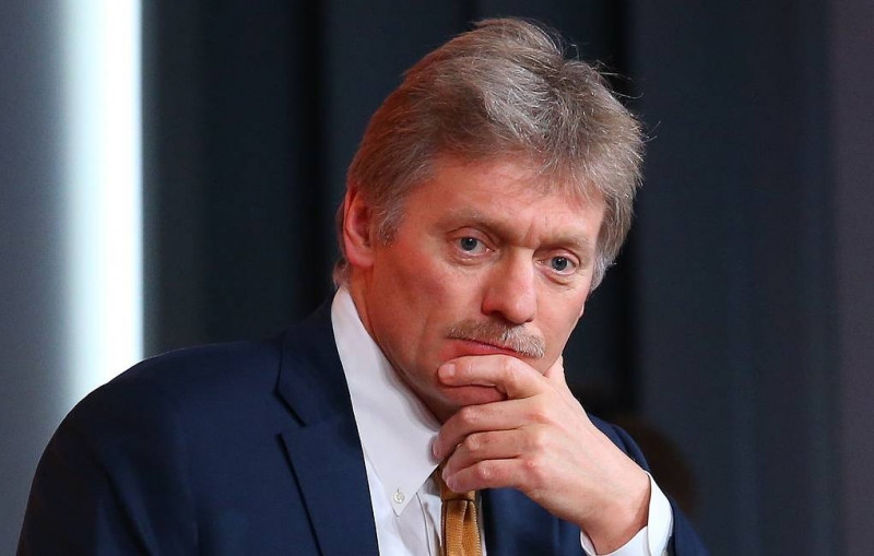 Песков заявил, что с ограничениями придется жить еще какое-то время всем, включая Путина

