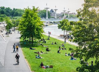 Правительство Франции разрешило со 2 июня открыть кафе и рестораны в отдельных регионах