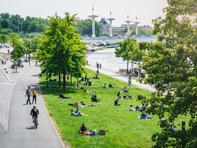 Правительство Франции разрешило со 2 июня открыть кафе и рестораны в отдельных регионах