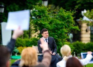 Президент Украины Владимир Зеленский пообещал приговор своему предшественнику Порошенко, в действиях которого увидели госизмену