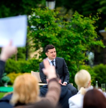 Президент Украины Владимир Зеленский пообещал приговор своему предшественнику Порошенко, в действиях которого увидели госизмену