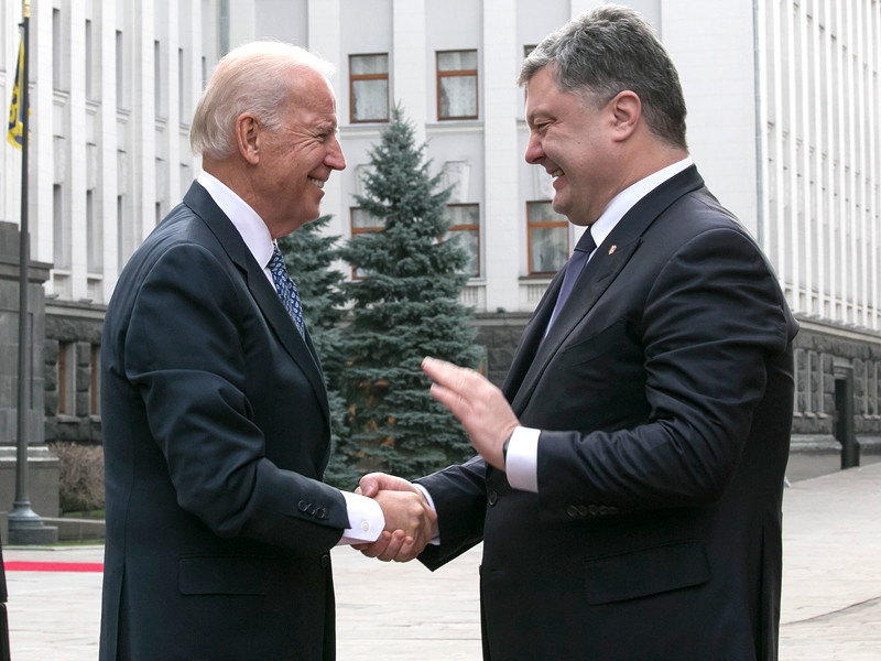 Президент Украины Владимир Зеленский пообещал приговор своему предшественнику Порошенко, в действиях которого увидели госизмену