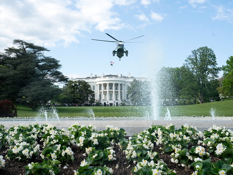 Работающих около Трампа сотрудников Белого дома обязали носить маски