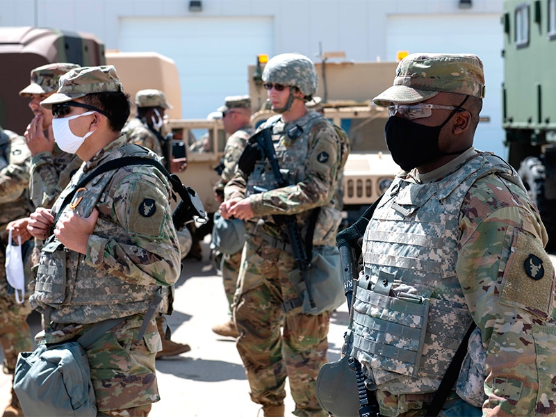 Ряд штатов США ввели комендантский час из-за протестов, вызванных гибелью афроамериканца при задержании