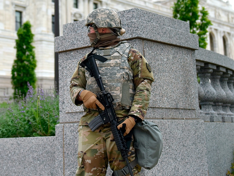 Ряд штатов США ввели комендантский час из-за протестов, вызванных гибелью афроамериканца при задержании