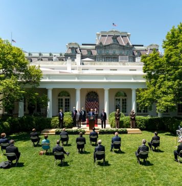 Трамп: США начали работать над вакциной от COVID-19, еще не зная, с чем борются