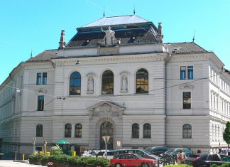 71-летнего австрийского экс-полковника, работавшего на ГРУ в течение 25 лет, приговорили к трем годам и отпустили